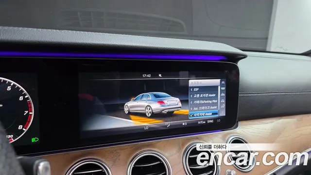 Mercedes-Benz E-Class 2017 thumb 11