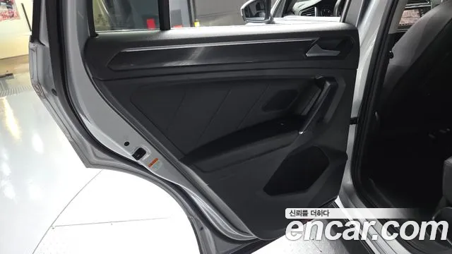 Volkswagen Tiguan 2018 thumb 2