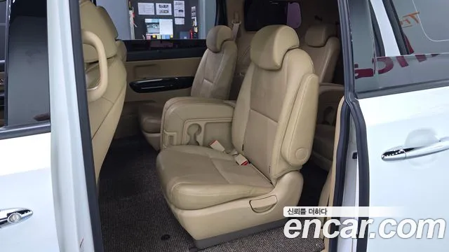 Kia Carnival 2017 thumb 2