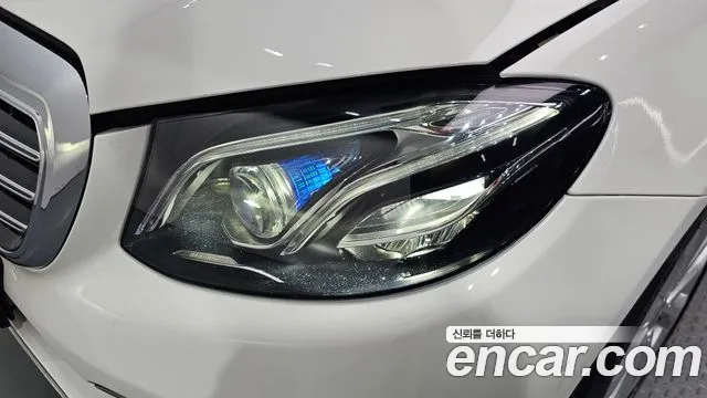 Mercedes-Benz E-Class 2019 thumb 12