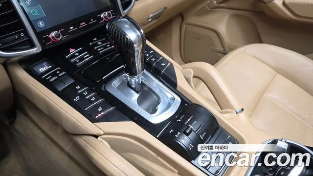 Porsche Cayenne 2011 thumb 10