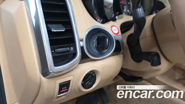 Porsche Cayenne 2011 thumb 3