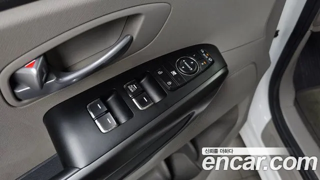 Kia Carnival 2017 thumb 10