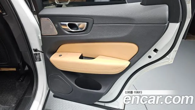 Volvo XC60 2021 thumb 9