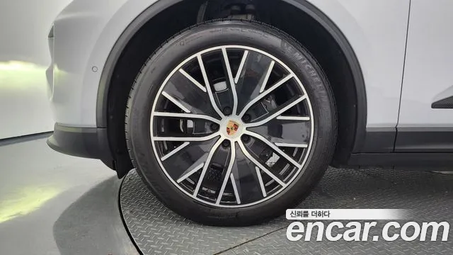 Porsche Macan EV 2025 thumb 11