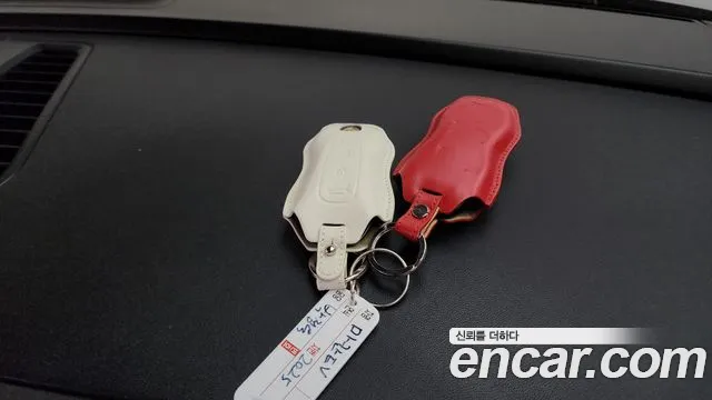 Porsche Macan EV 2025 thumb 2