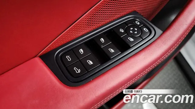 Porsche Macan EV 2025 thumb 3
