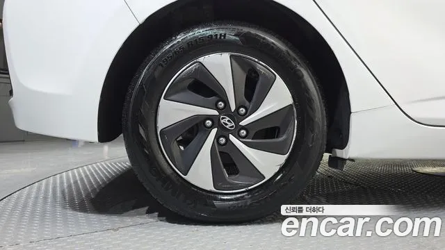 Hyundai Ioniq Hybrid 2017 thumb 3