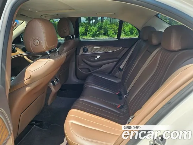 Mercedes-Benz E-Class 2019 thumb 6