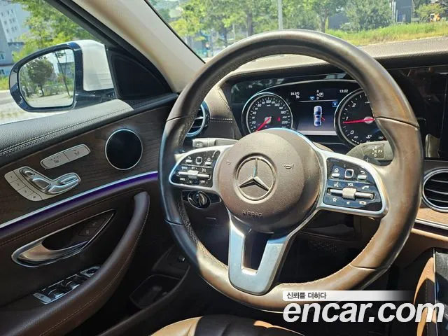 Mercedes-Benz E-Class 2019 thumb 9