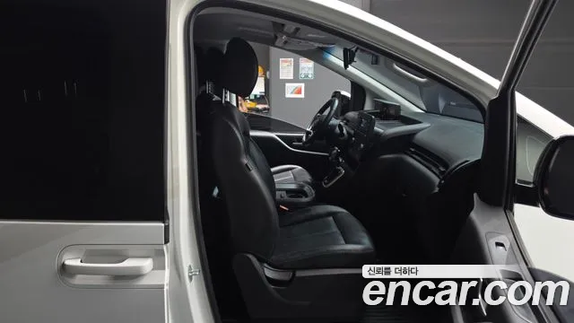 Hyundai Staria 2023 thumb 10