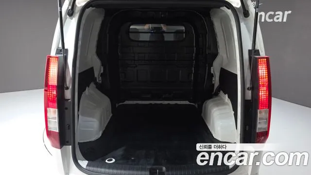 Hyundai Staria 2023 thumb 2