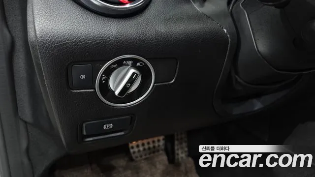 Mercedes-Benz SLK-Класс 2012 thumb 11