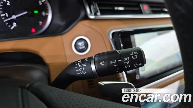 Land Rover Range Rover Velar 2023 thumb 3