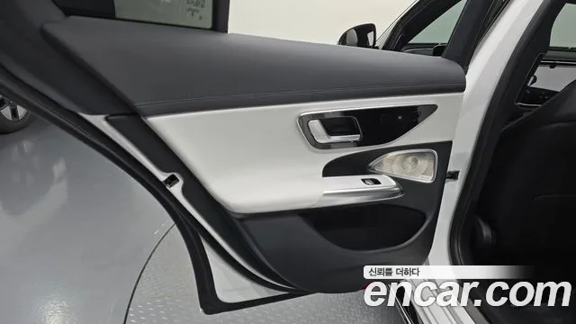 Mercedes-Benz E-Class 2025 thumb 2