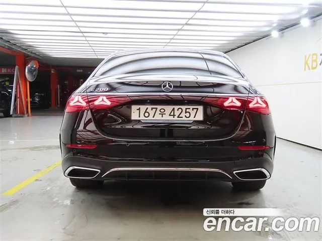 Mercedes-Benz E-Class 2025 thumb 9
