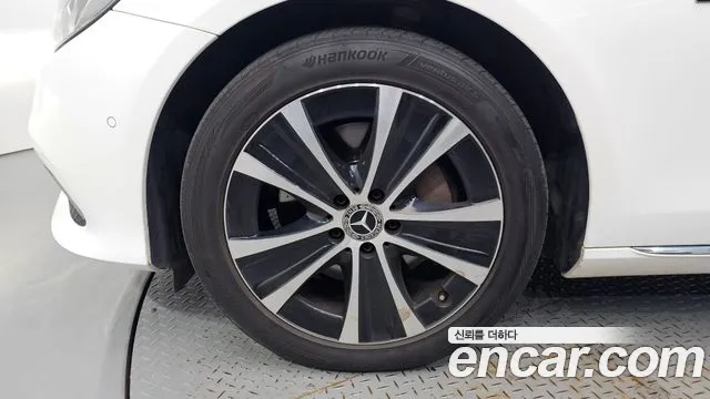 Mercedes-Benz E-Class 2019 thumb 12