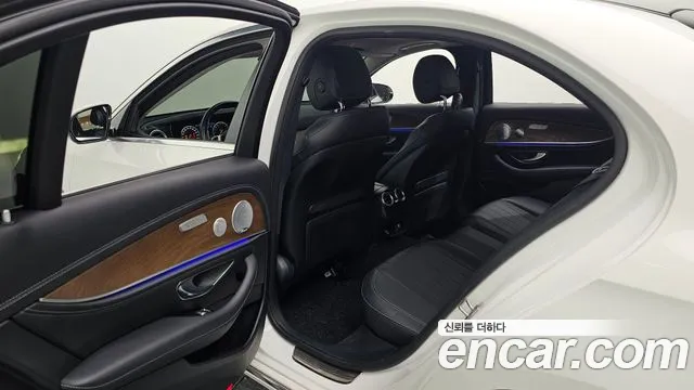 Mercedes-Benz E-Class 2019 thumb 9