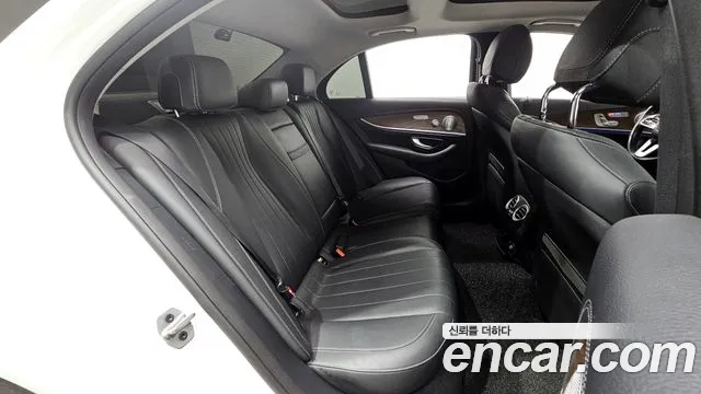 Mercedes-Benz E-Class 2019 thumb 11