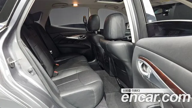 Infiniti Q70 2016 thumb 3
