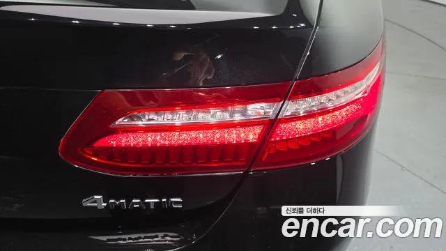 Mercedes-Benz E-Class 2017 thumb 12
