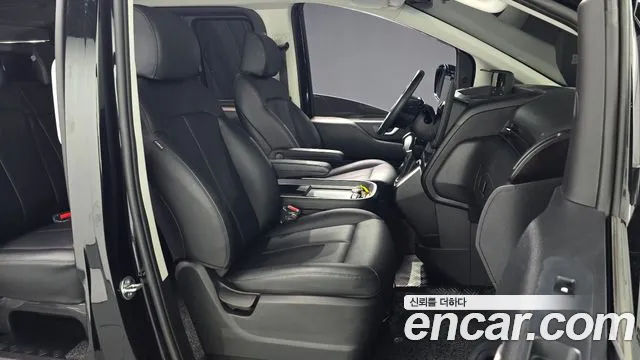 Hyundai Staria 2023 thumb 9