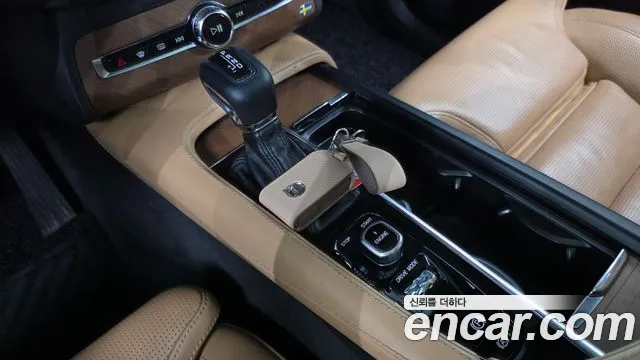 Volvo XC90 2016 thumb 3