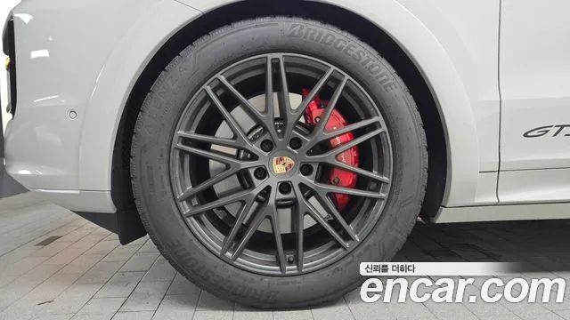 Porsche Cayenne 2025 thumb 4