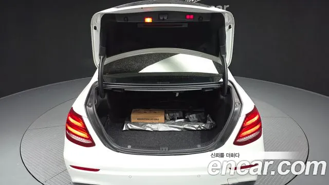 Mercedes-Benz E-Class 2019 thumb 3