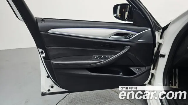 BMW 5 серии 2017 thumb 7