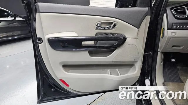 Kia Carnival 2017 thumb 5