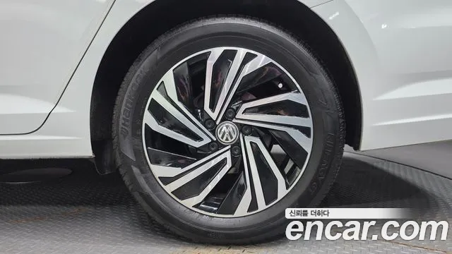 Volkswagen Jetta 2021 thumb 4