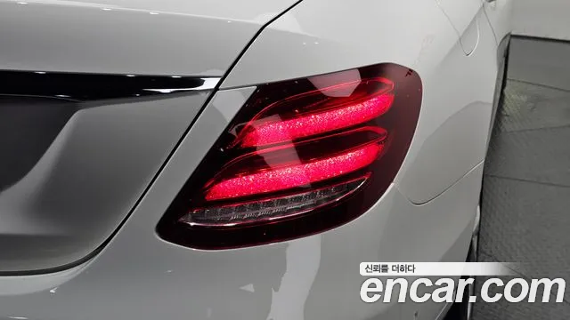 Mercedes-Benz E-Class 2019 thumb 9