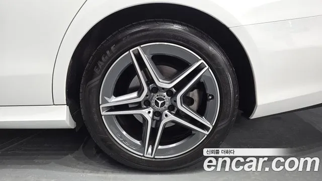 Mercedes-Benz E-Class 2022 thumb 3
