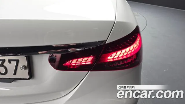 Mercedes-Benz E-Class 2022 thumb 6