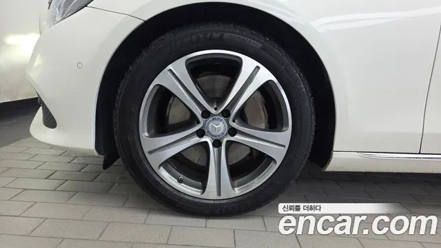 Mercedes-Benz E-Class 2016 thumb 4