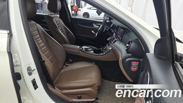 Mercedes-Benz E-Class 2016 thumb 11