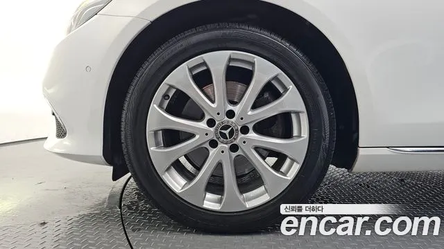 Mercedes-Benz E-Class 2019 thumb 10