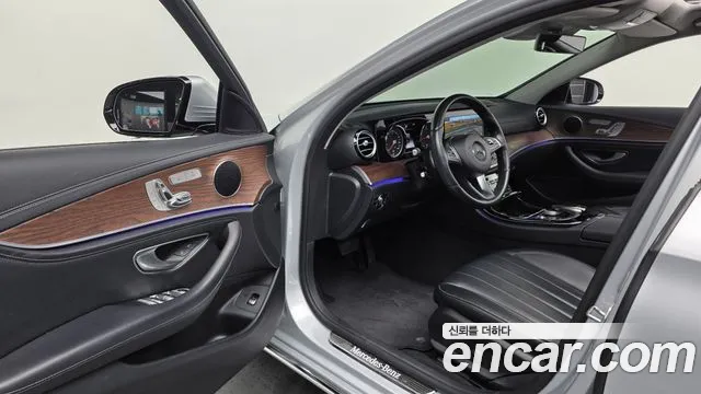 Mercedes-Benz E-Class 2016 thumb 11