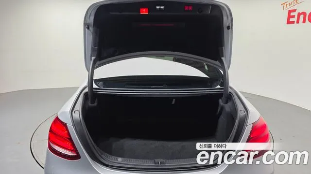 Mercedes-Benz E-Class 2016 thumb 12