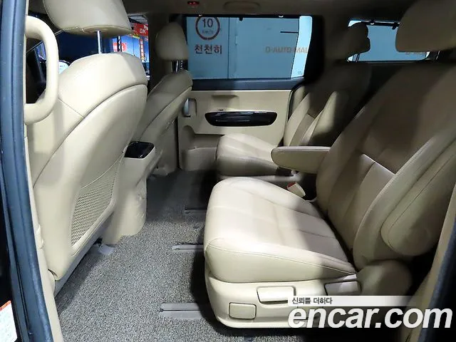 Kia Carnival 2015 thumb 12