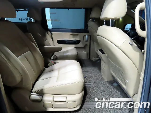 Kia Carnival 2015 thumb 11