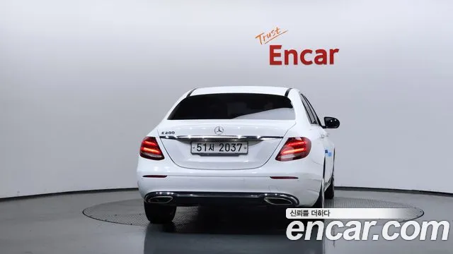 Mercedes-Benz E-Class 2017 thumb 8