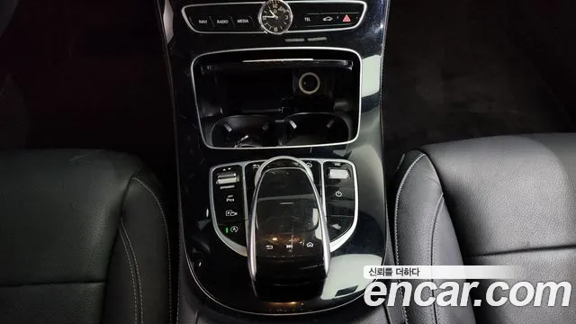 Mercedes-Benz E-Class 2017 thumb 11