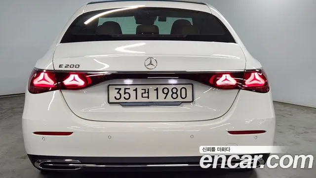 Mercedes-Benz E-Class 2025 thumb 9