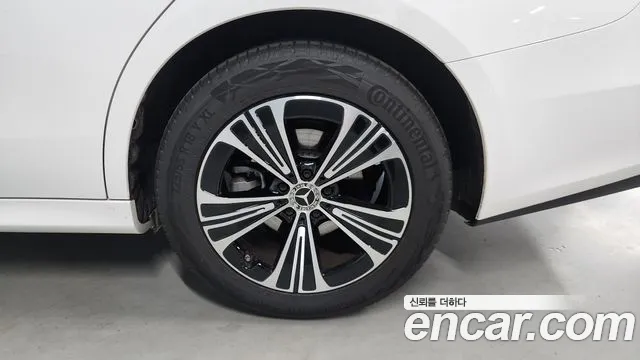 Mercedes-Benz E-Class 2025 thumb 10