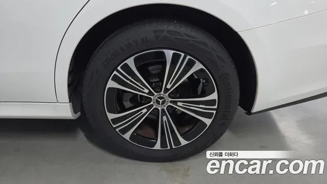 Mercedes-Benz E-Class 2025 thumb 5