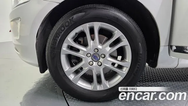 Volvo XC60 2015 thumb 10
