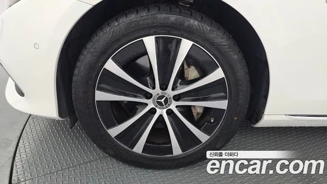 Mercedes-Benz E-Class 2019 thumb 11