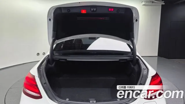 Mercedes-Benz E-Class 2019 thumb 3